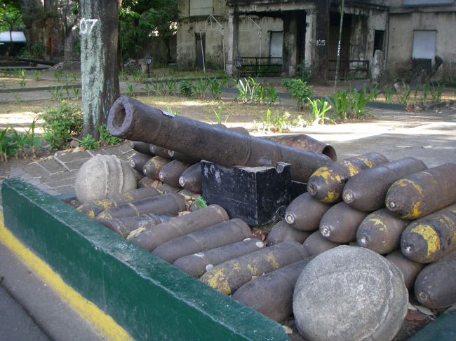 建物の手前には砲弾と大砲が展示されていますが、どう見てもサイズが合わない。