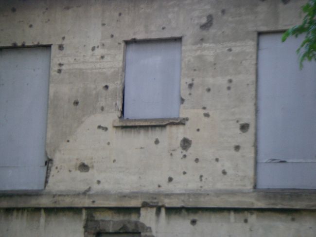 壁には弾痕が多数あります。第二次世界大戦の時のものでしょう。　