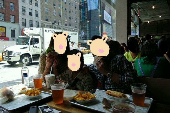 次の日<br /><br />午前の会社の行事の後　ランチは　「シェイクシャック（タイムズスクエア店）」<br /><br />結構な行列でしたけど　同僚との連携で無事着席☆　<br /><br />おいしー(^O^)<br /><br />日本進出のニュースが今年あったみたいですよ〜