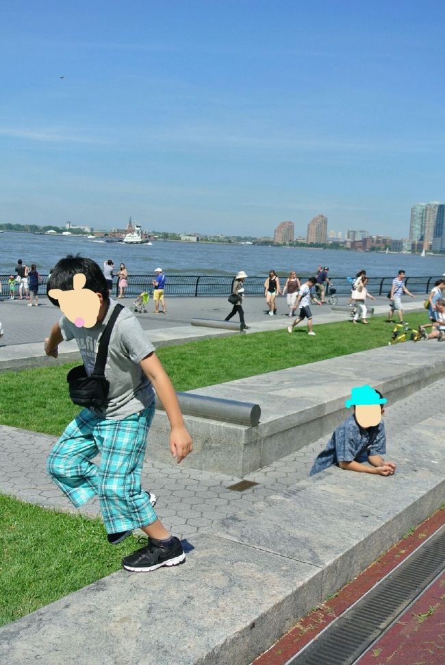 バスで　その場所の特色とか歴史など　お話を聞きながら　チャイナタウンを通り　<br />ワールド・トレード・センター跡地を通り<br /><br />どこかの公園で　数十分　自由行動<br /><br /><br /><br />