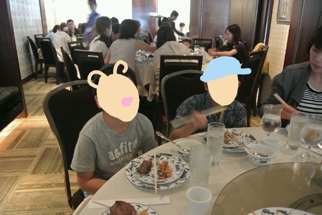 お昼はツアーに含まれ　中華　<br /><br />偶然　初日の会社ランチと同じレストランでした　パパぶーぶー　でも<br /><br />わたしも息子くんも　こんなテーブルで中華を味わえるのはなかなか無いので！<br /><br />嬉しいし美味しかった(^o^)　同じメニューだけど！