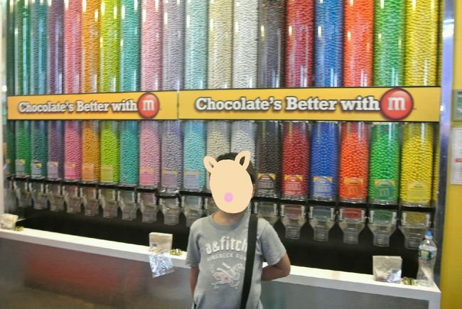 てくてく<br /><br />ｍ＆ｍ’ｓ　へ<br /><br />色とりどりの店内　楽しい〜<br /><br />いろんな入れ物　カップ　量り売りのチョコ<br /><br />美味しい　より　楽しい　かな〜<br /><br />甥っ子にお土産に　珍しいのばっかりチョイスして　詰め詰め<br /><br />…配色に引かれた(・_・;)　確かに美味しそうではなかった(^_^;)