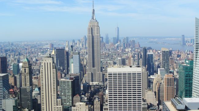 今日一日は　会社行事も無く<br /><br />朝から　一日　観光バスツアー(^O^)イエ―<br /><br />まずは　ロックフェラー・センターの中心に建つトップ・オブ・ザ・ロック　<br /><br />から見る　エンパイア・ステート・ビル