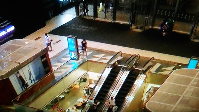 地下１Ｆにある「ホール・フーズ・マーケット」目当てで来ました<br /><br />１Ｆ　２Ｆ　はブランドのショップが並んでいたけど　２２時にはさすがに<br /><br />閉まってました〜