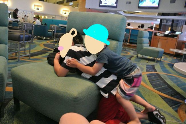 お買いもののあとは　飲みに合流<br /><br />ホテルのバー　凄い開放的で　ソファー席もゆったり<br /><br />フランクに過ごせました♪<br /><br />後から聞いたら　３６０度回転するバーなのだとか！！<br /><br />会話に夢中で　気が付かなかった(・_・;)<br /><br />夜までみっちり楽しんだぞ〜(^○^)