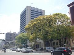 静岡御用邸跡



現 静岡市役所葵区役所
明治２２年（１８８９年）に東海道本線開通後、天皇をはじめとする皇室御一家は東京-京阪神間往来を、従来の軍艦利用から漸次鉄道利用に転移されたが、当時は運転速度も遅く、且つ、軌道状態や台車構造から動揺振動も著しい事から、車内での食事供与は困難であり、御召列車運転時は、朝新橋を出発され静岡で休憩昼食を摂って頂く間に車輌整備を行い、改めて西向され名古屋で宿泊されるを慣例とされた。
然るに、大正後期ともなると軌道状態は向上し、ＴＲ７３型３軸ボギー台車が開発され車輌動揺も軽減化されて来た事から、同時に高速運転が可能になり、８時間程度で東京-京都間日着も可能になった事で、該御用邸利用が低下し、昭和５年（１９３０年）に昭和天皇（しょうわ てんのう）（明治３４年（１９０１年）４月２９日〜昭和６４年（１９８９年）１月７日）が該県内御巡幸時に利用されたのを最後に、今後の利用も見込めない事から廃止され静岡縣に払下げられた。

静岡市葵区追手町５−１
東海道本線静岡駅北口 しずてつジャストライン県庁静岡市役所葵区役所前停留所降車 徒歩３０秒