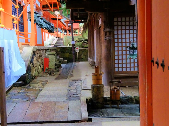 本殿の内部も少しは見える<br /><br />　１月にはこの内部も有料ですが見せて頂きました。