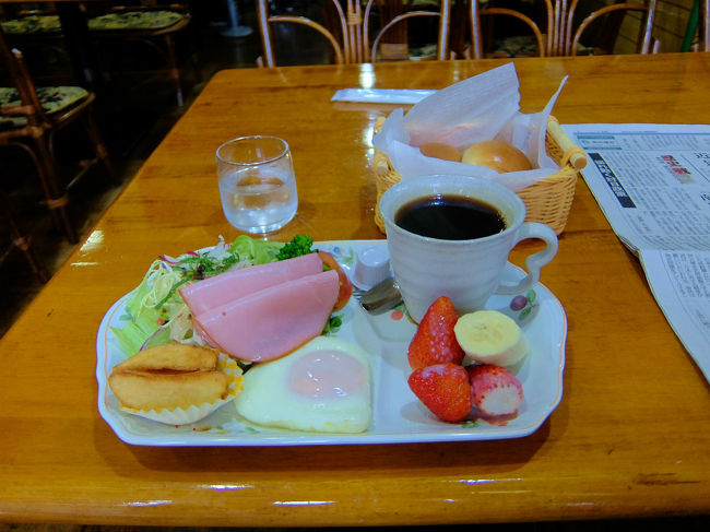 ８時に軽い朝食<br /><br />　暖かくて美味しい、、<br /><br />　コーヒーお変わりしたい位。<br /><br />御主人口数が少なくて　いいにくい<br /><br />　次々と宿泊の人がお出でになる　我慢<br /><br />欧米系の外国の人もお出でです。