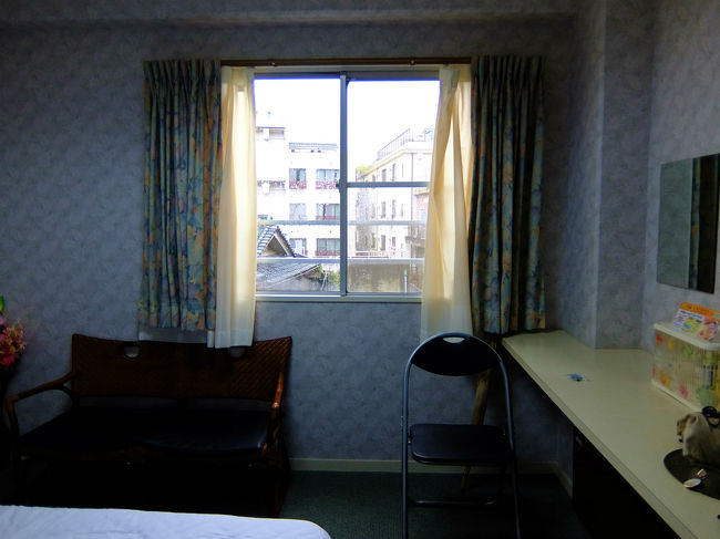 シングルルーム<br /><br />　狭いけど　清潔　お華も活けて有りました。<br /><br />　そのお気持ちが嬉しい