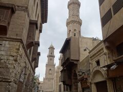 ムイッズ通り
カイロの朝は、動き出すのが遅いです。