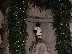 18:40 小便小僧のジュリアン君
いつも17時には裸になっていたと思うけど、この日はまだ衣装を着ていました。これは何のユニフォームかな？