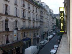 ホテル（Hotel Regina Opera）部屋から

道沿いにずら〜っと並んだ路駐
なんかパリだな〜