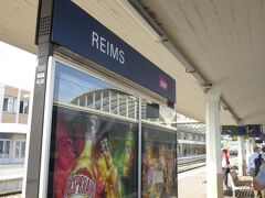 08:44 Reims着

バスでサン・レミ聖堂へ
目の前にバス停があったけど、「聖堂行き」がない・・・

駅前広場のインフォメーションで聞くと
広場のちょい先にあるバス停（4番）「Hopital Debre」行に乗り、「St.Timothee」で下車（聖堂東側（後陣）に着いた）