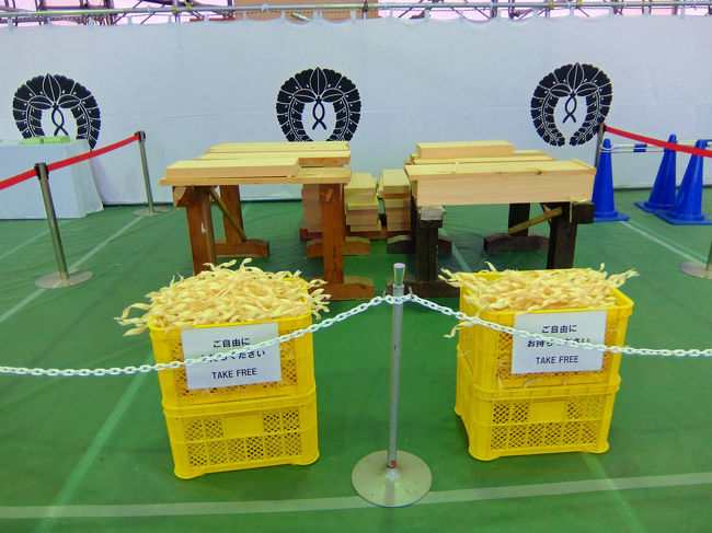 やり鉋の削り状態と<br />　<br />　削片、、　どうぞお持ち帰りください<br /><br />　さっそく、、たっぷりと　頂く。<br /><br />　大極殿でもありました。朱雀門ではどうでしたか？<br /><br />　唐招提寺さんではありませんでした。<br /><br />大極殿　中金堂、、空き箱に大事にしまってあります。