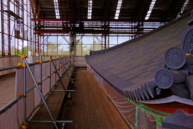 工事用の足場を活用して、、<br /><br />　最高の屋根の部分の通路まで<br /><br />　　建物はは二重屋根<br /><br />　　幸い混雑も無いので、、楽に上がることが出来ました<br /><br />　　　登り　下り　交互の行き交いで。<br /><br />　　　　工事通路　は　見学通路に