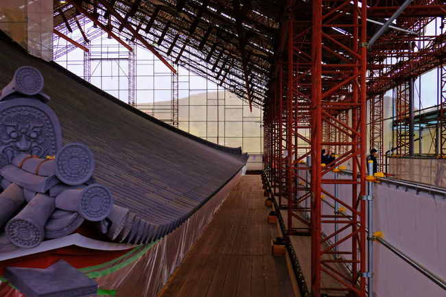 四方をぐるりと回れます。<br /><br />　屋根の反りがまじかに