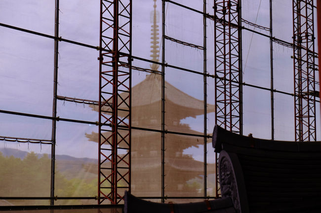 覆いの向こうに五重塔