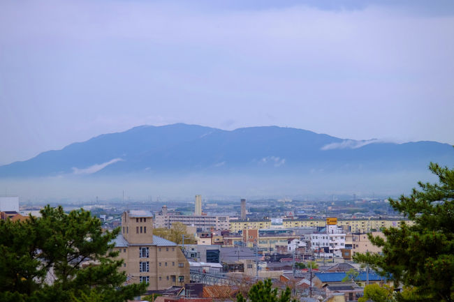生駒の山々とアンテナの林も見えるでしょう。