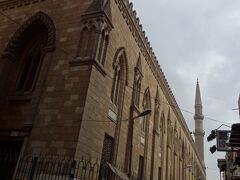 ホセイン・モスクが見えてきました。ここはホセイン・モスクの左横になります。