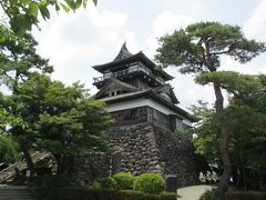 梅雨の時期だけど天気良くて良かった。
無計画なんで、途中でいろいろと調べてたら
丸岡城という現存天守のお城を発見。
さっそく行ってみました。

昼前に到着。

着いて一目見て思ったのが小さいな、って思いました。

さっそく中へ。

