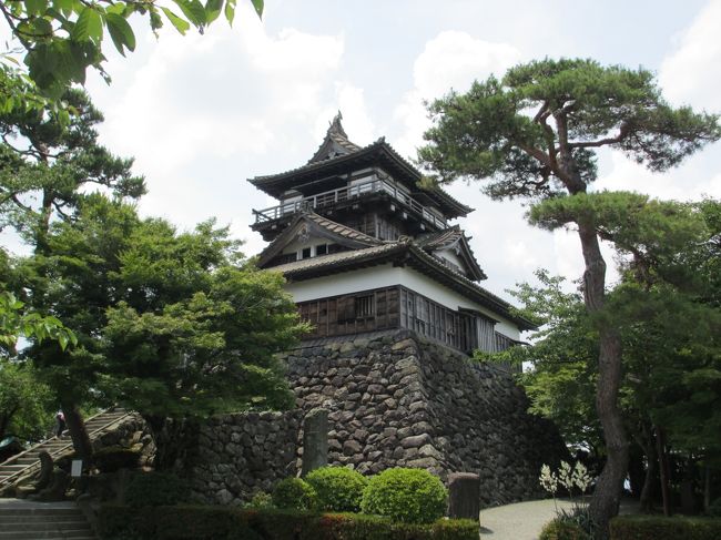 梅雨の時期だけど天気良くて良かった。<br />無計画なんで、途中でいろいろと調べてたら<br />丸岡城という現存天守のお城を発見。<br />さっそく行ってみました。<br /><br />昼前に到着。<br /><br />着いて一目見て思ったのが小さいな、って思いました。<br /><br />さっそく中へ。<br /><br />
