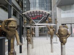 のんびり歩いて高岡駅前へ。

ドラえもんの像。
高岡は藤子・Ｆ・不二雄の出身地だそうです。