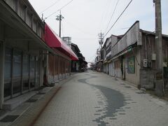 東尋坊着。

駐車場に車を止め徒歩で向かいます。

平日なんでこんなもんなんでしょうけど
店、閉まりまくり。

昭和の香りが…。
