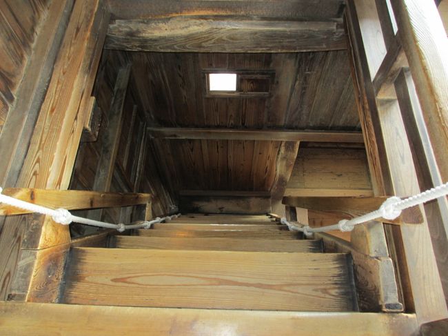 やっぱり階段急ですね。<br />仕方ないですけど。<br /><br />戦後、福井地震で倒壊して組み直したとか。<br />