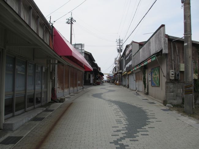 東尋坊着。<br /><br />駐車場に車を止め徒歩で向かいます。<br /><br />平日なんでこんなもんなんでしょうけど<br />店、閉まりまくり。<br /><br />昭和の香りが…。<br />