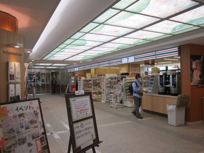 県庁と続きの横の建物にコンビニとカフェがあります。<br />朝早くから開いてるので奈良発のツアー町の時などは重宝してます。