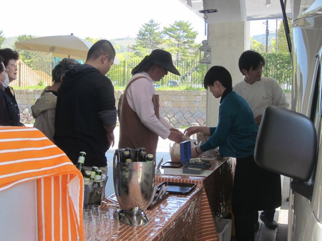 販売開始の合図とともに並びお弁当を買います。