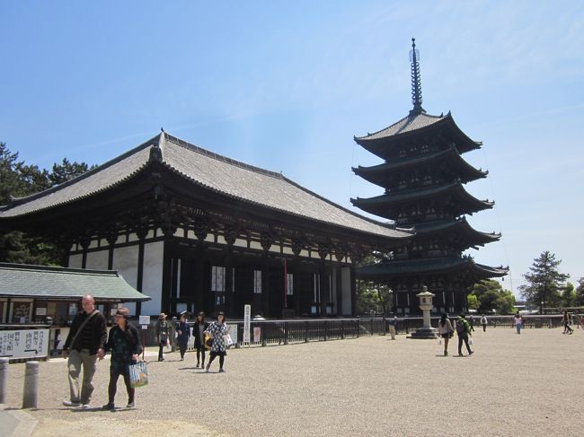 キッチンカーまで戻ってゴミを処分してもらってから興福寺を歩きます。