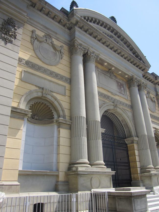 素敵な建物なんですがかなり傷んでます。