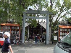 すると突き当りが波除神社で
ここを右折すると