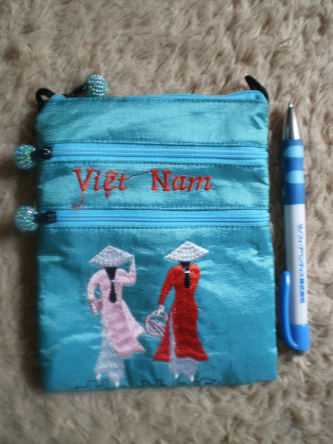 小物入れ　パスポートのちょうど入るサイズ。<br /><br />ご近所のおくさんをイメージして購入した。