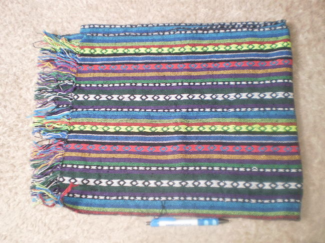 布　幅３０〜４０ｃｍ　長さ　２００cmくらい　首巻か<br /><br />テーブルセンター?　　私には分りません。