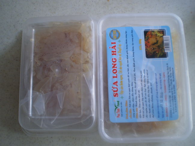 くらげ　　探しに探した。　イオン系食品スーパーに<br /><br />あった。　　３２，６００ドン×２<br /><br />