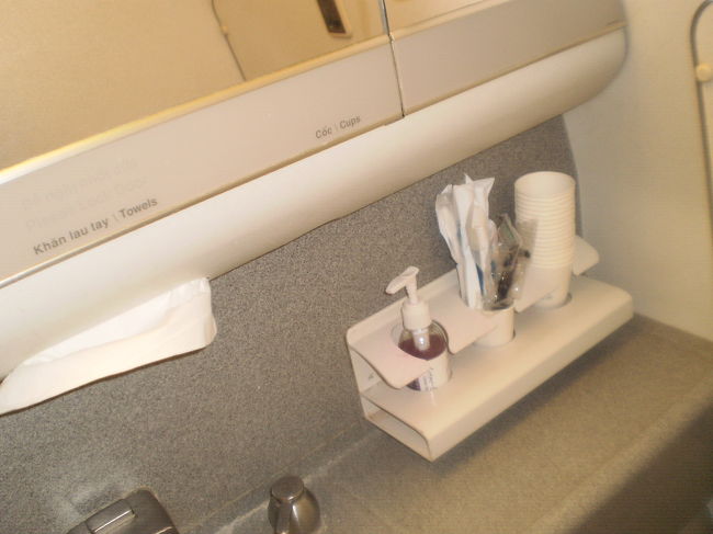 機内トイレ　歯ブラシ　髭剃りがあった。