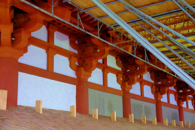 朱色に塗られた木組み、<br /><br />　