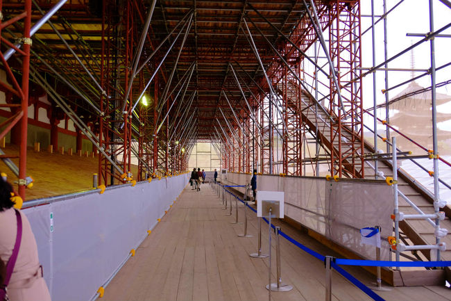 右手に見えるのが<br /><br />　　　上階への通路、<br /><br />　　　　　この狭さでは　交互通行仕方ないですね。