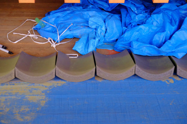 瓦は　現代の技術で、、当時の瓦より軽いのでは？<br /><br />　担当の方も良くわからないと<br /><br />　　飛鳥　奈良時代では　もう少し厚く　<br /><br />　　　　布目の紋様が裏についいているのですが