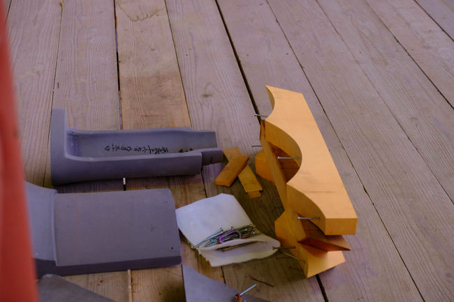 丸瓦。。裏面に文字が　寄贈された方のお名前でも書かれるのかな？<br /><br />　これは　日付しか見えませんが。