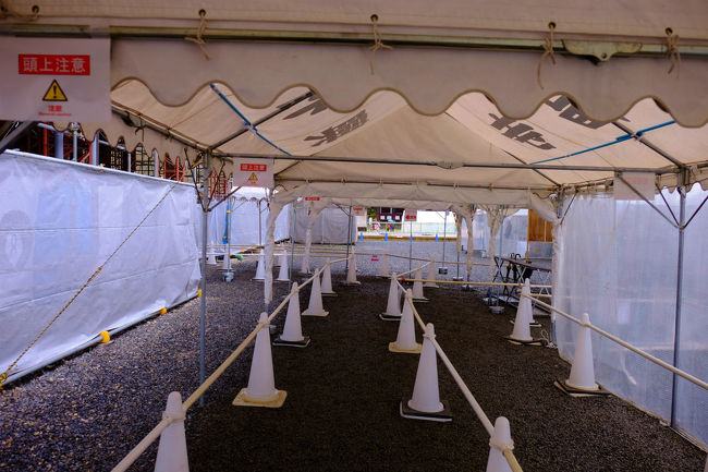 テントの出口<br /><br />　混雑を予想して<br /><br />　ロープで仕切り