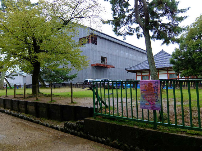 外から巨大な建築現場を見る