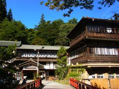 朝の四万温泉・積善館。ピーカンの青空です。朝のお風呂もすばらしい。