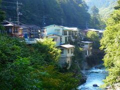 四万川沿いにへばりつくように温泉街が続きます。前週の台風の影響か、川はドドドドっとけっこう勢いよく流れていました。
下っていく途中、おばさんに「ここ、パワースポットよ！　縁結びだから（ふふふ）」と高台の小さな神社？を指さされたり。ほんまかいな＾＾；