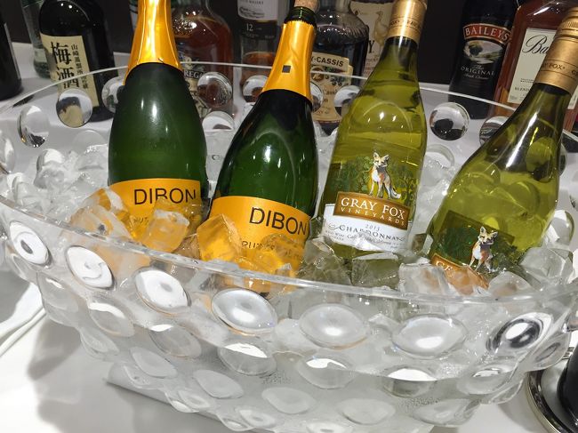 赤より白が軽く飲めので^_^<br />朝ですが機内の睡眠導入剤〜です