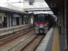 ３月のダイヤ改正に伴い、ＪＲ西日本広島シティネットワークの新型車両２２７系が入線。快速安芸路ライナー・広島行きに乗車。