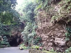 次は何となく、伊原間サビチ洞という鍾乳洞へ。

H21年のガイドブックには入場料７００円だったのに、
行ってみると１２５０円に超値上がりしてる！

入るのやめようか悩んだけど、チケット売りのおばちゃんを目が合ってるし
帰りにくくて、入ることにしたけど・・・