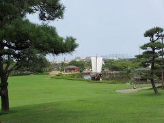 公園の中に船が。

この後近くの海向寺へ行き、即身仏を拝観。
このお寺には２体の即身仏が安置されています。
衆生救済のため自ら志願されたそうです。
厳かな雰囲気でした。

次に土門拳記念館へ。
土門拳の素晴らしい作品が展示されています。
大満足です。

この時点で１３時前。
酒田市内のパン屋さんでパンを買って
車の中で食べながら国道７号を北上。

東北２へ続く。
